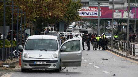 La camioneta usada para el atentado contra el Ministerio del Interior en Ankara. Foto: Reuters.