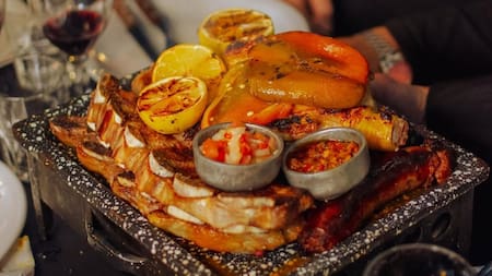 El bodegón que tiene un bar oculto en el subsuelo y combina historia, tradición y barrio: dónde queda y cuál es su menú