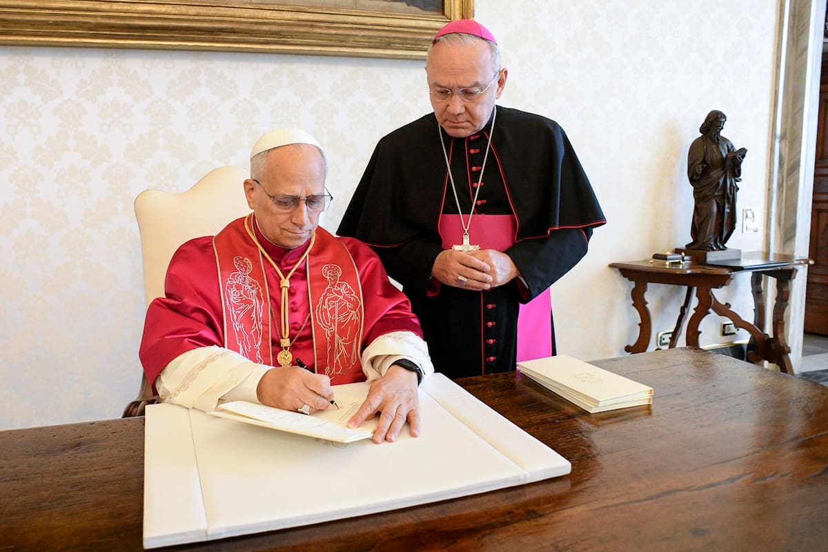 Firma de la primera exhortación del Papa León XIV.