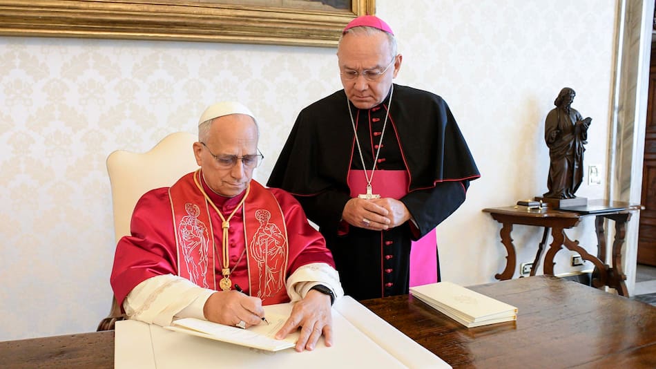 Firma de la primera exhortación del Papa León XIV.