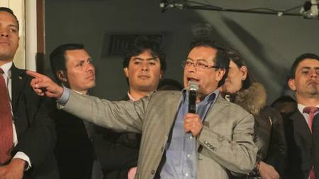 Gustavo Petro en su época de alcalde y Nicolás Petro. Foto: Colprensa.