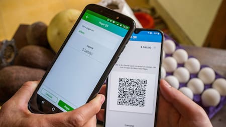 Cuando un usuario transfiere dinero entre sus propias cuentas, el proceso de bancarización es un aspecto crítico. Foto: NA.