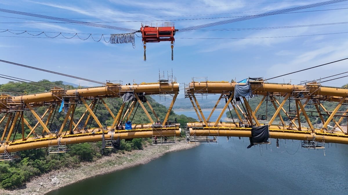La megaobra en Chiapas incorpora un arco de acero de 2.666 toneladas y beneficiará a más de 300.000 habitantes de 21 comunidades. La obra iniciada en 2023, alcanzó el 96,12% de avance y tiene prevista su finalización para fines de 2026.