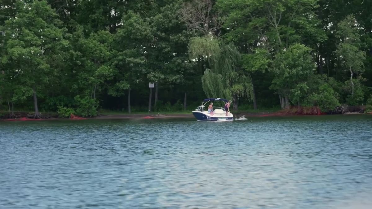 Un bote navega en el lago Candlewood.