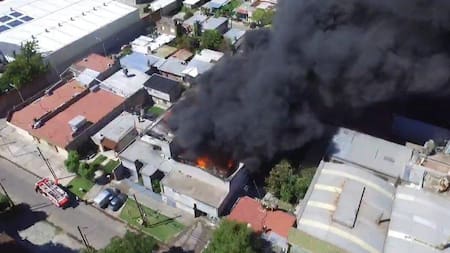 Loma Hermosa en llamas, impresionante incendio en una fábrica de pinturas, Foto Twitter