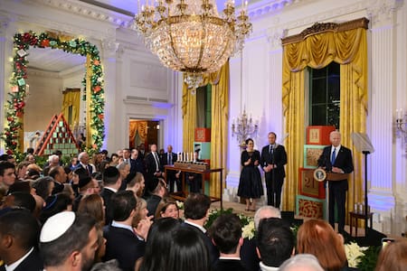 Joe Biden en Jánuca en la Casa Blanca. Foto: Reuters.