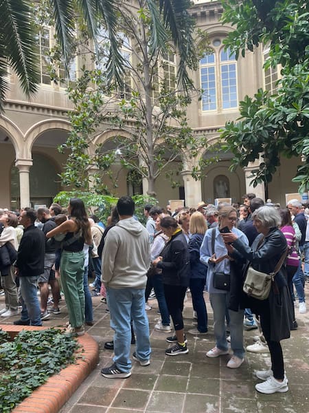 Mucha concurrencia en España para votar. Foto: @ARGenesp