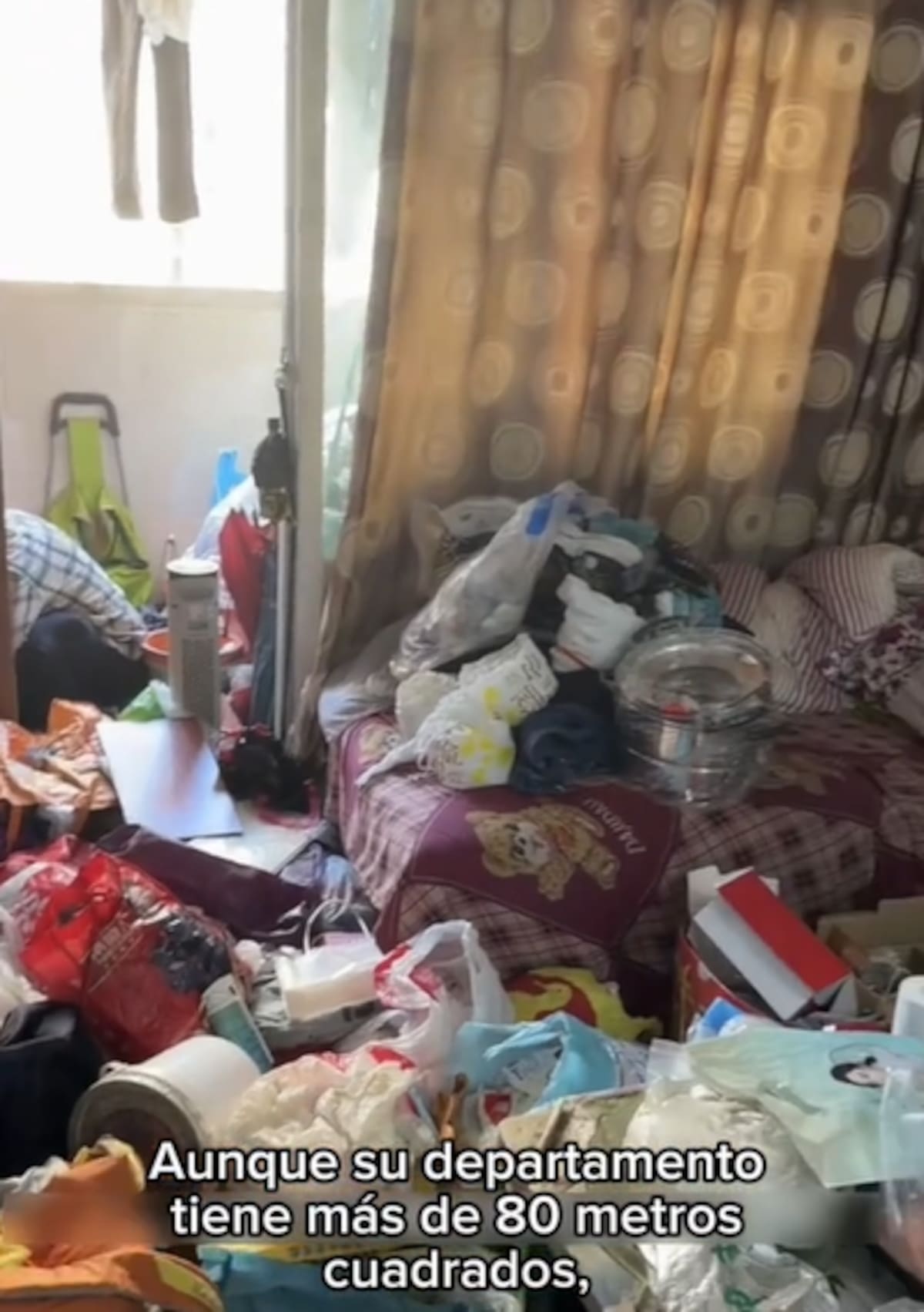 La madre soltera del 98 se volvió viral por limpiar casas extremadamente sucias en China.