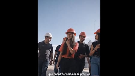 Gustavo Menéndez visitó la empresa Vibrocom junto a alumnos de escuelas técnicas de Merlo. Foto: Captura.