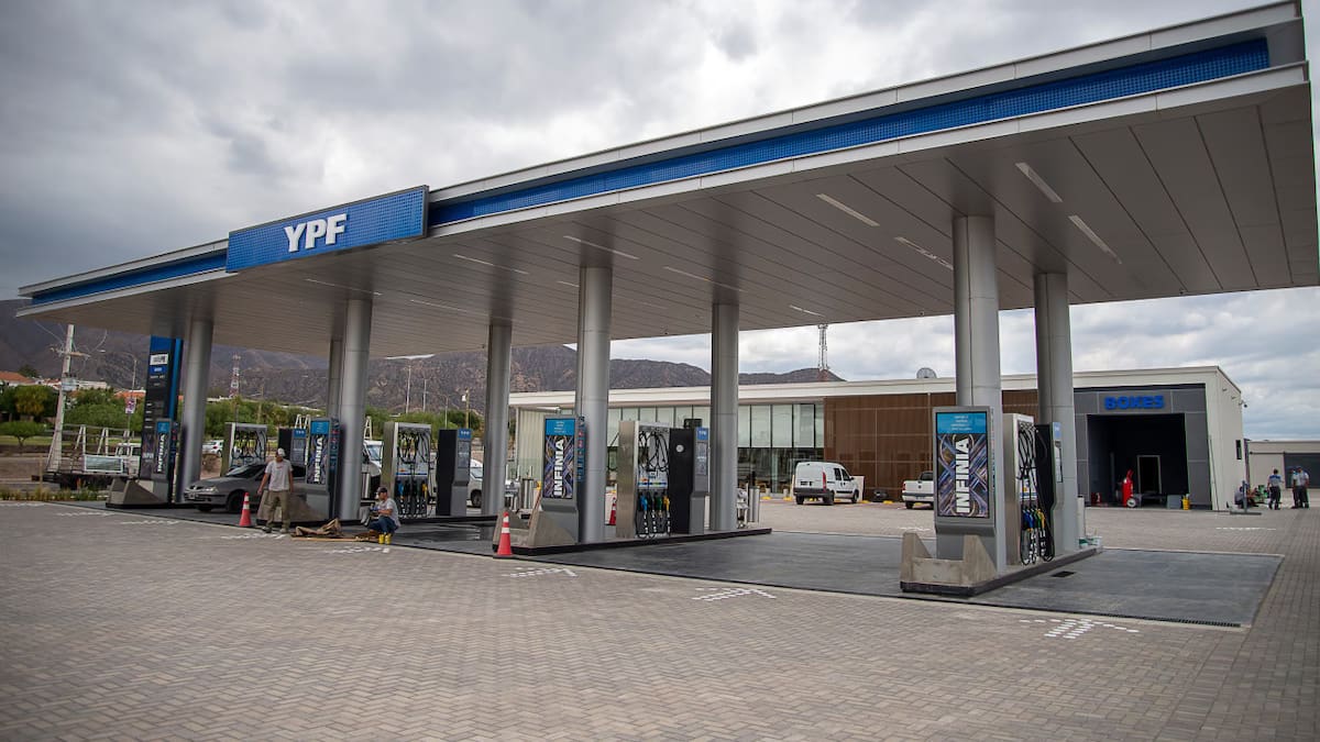 YPF anunció el aumento del 1% en los combustibles y prolongó el congelamiento por 45 días más