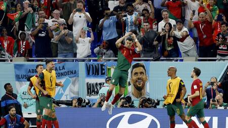 El festejo de Cristiano Ronaldo con Messi detrás. Foto: Reuters.