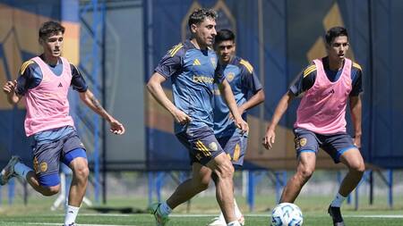 Boca se entrena de cara a la competencia oficial. Foto: Instagram @bocajrs.