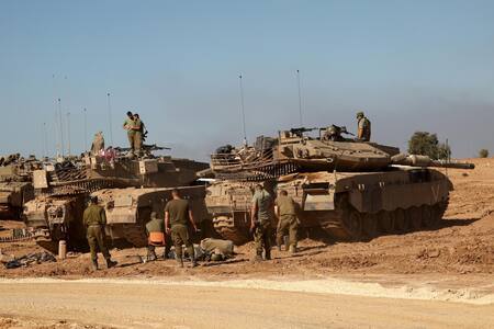 Tanques israelíes en la Franja de Gaza. Foto: EFE.