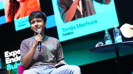 Tomás Machuca, el joven rosarino que diseñó canilleras con material reciclable. Foto: Instagram @tomi.machuca.