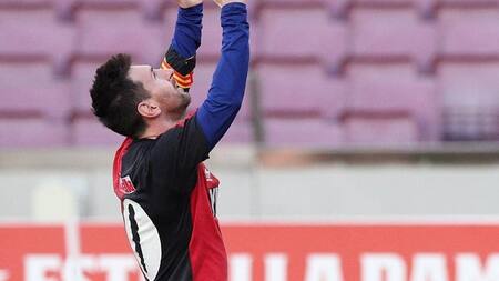 Messi homenajeando a Maradona