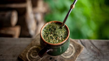 Para qué sirve mezclar yerba usada con vinagre y cómo puede ayudarte en el jardín