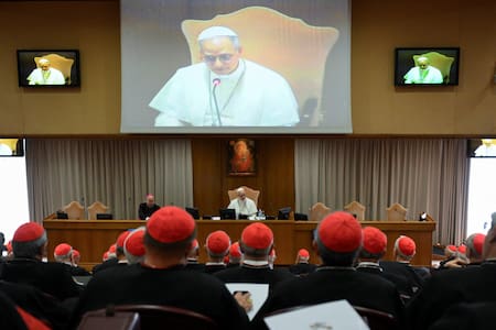 León XIV ante cardenales en el Vaticano. Foto: REUTERS.