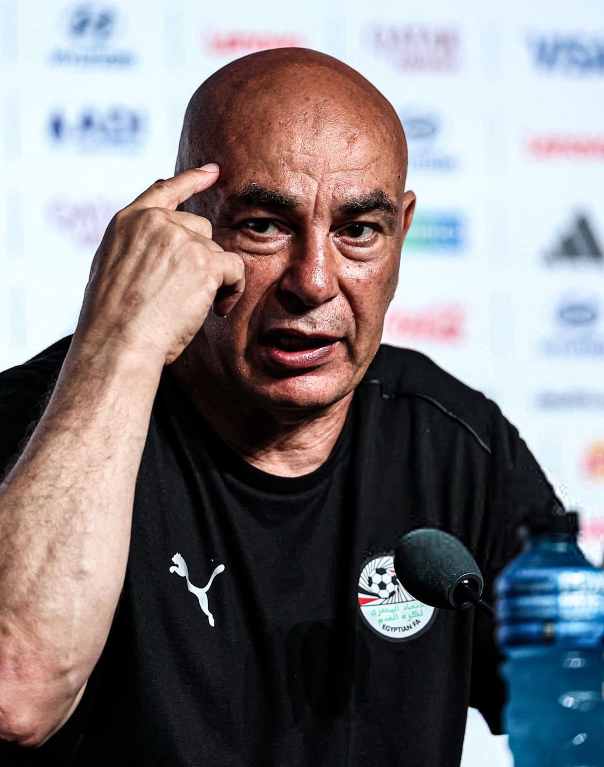 Hossam Hassan cruza los brazos en señal de denuncia por racismo durante el partido entre Argentina y Egipto en el Mundial 2026