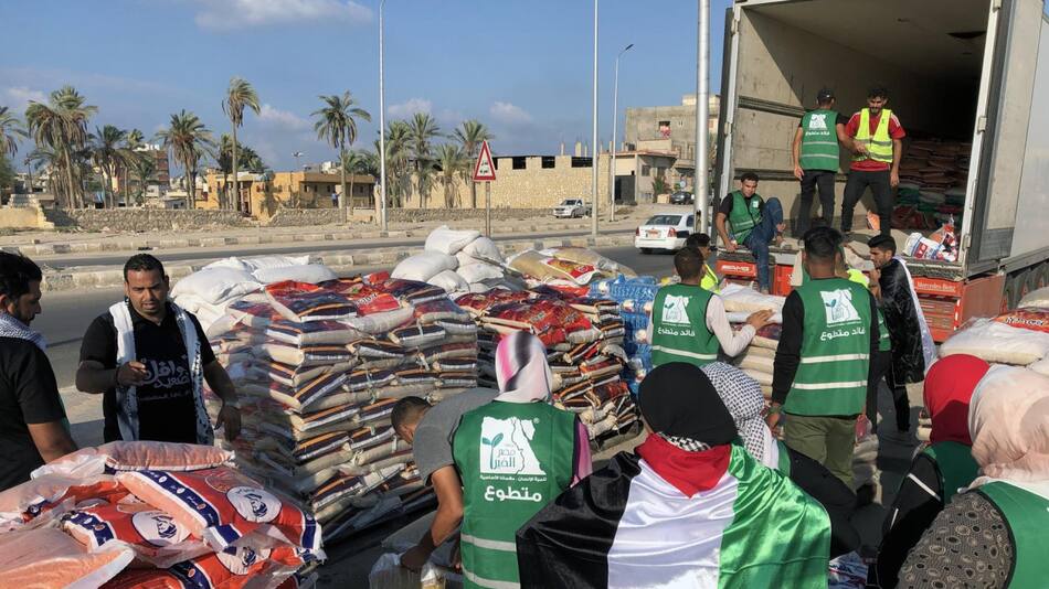 Ayuda humanitaria espera la autorización para pasar la frontera egipcia con Gaza. Foto: EFE