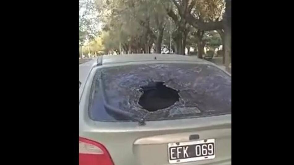 Filmó al ladrón que le robó en su casa y este le rompió un vidrio del auto. Foto: Captura de pantalla.