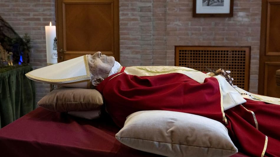 Las imágenes del cuerpo de Benedicto XVI. Foto: Reuters.