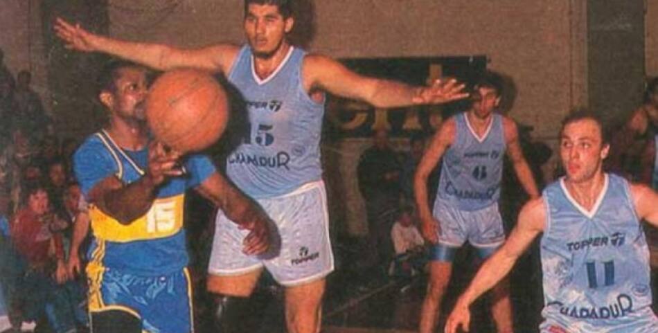 Jorge González se destacó en el básquet por su gran altura pero su carrera fue fugaz. Foto: Archivo.