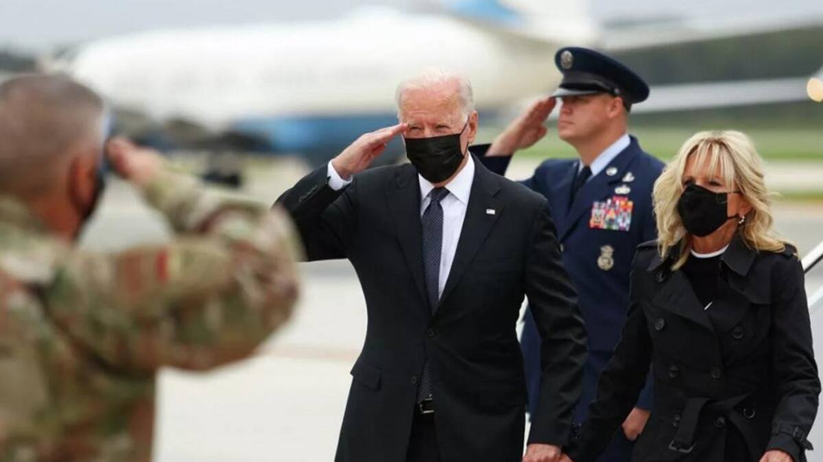 Biden recibió en Delaware los restos de los 13 militares muertos en atentado de Kabul, NA