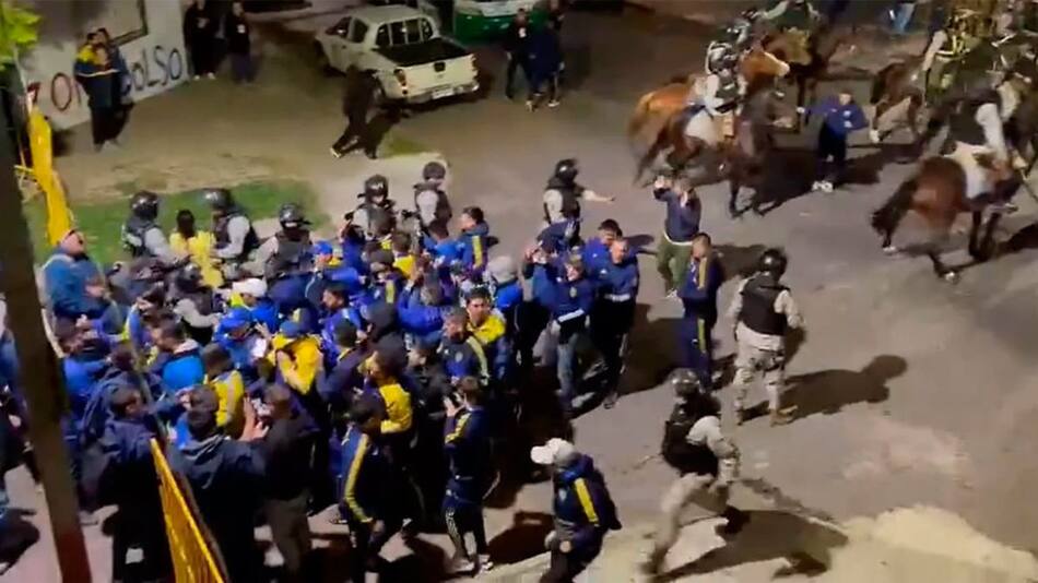 Incidentes con hinchas de Boca en las afueras del estadio de Nacional. Foto: captura video