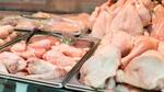 Efecto doble en la economía: por el cierre de exportaciones, baja el precio del pollo, sube el consumo y alertan pérdidas