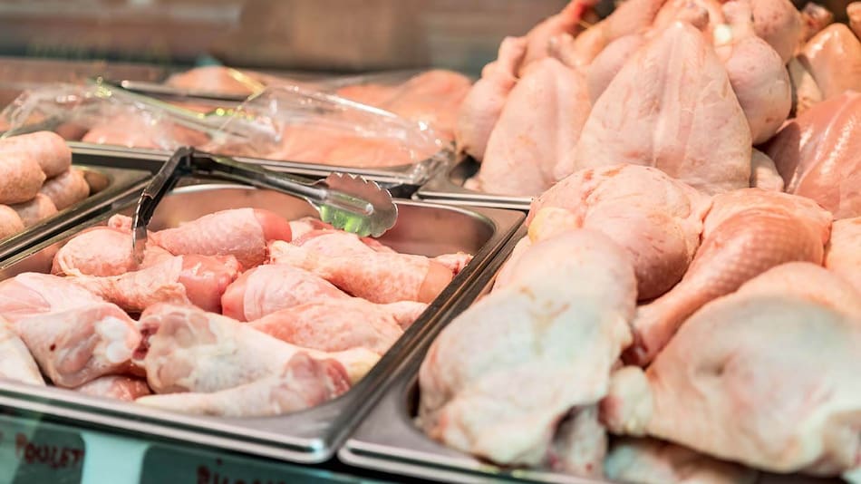 La sobreoferta de pollo por el cierre de las exportaciones bajó los precios.