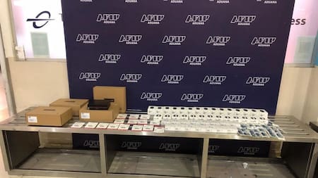 Operativo de Aduana por un ciudadano chino que intentó ingresar artículos electrónicos de manera ilegal. Foto: Prensa.