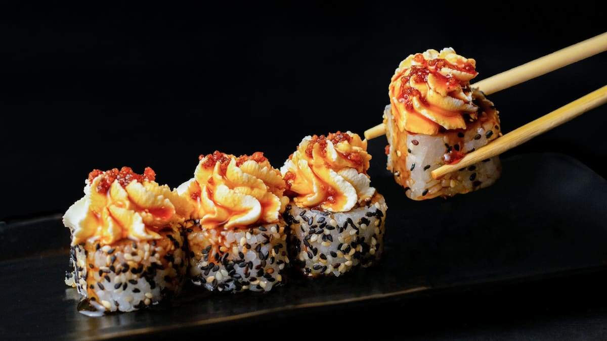 ¿Sushi o hamburguesa?: te sorprenderá cuál tiene más calorías