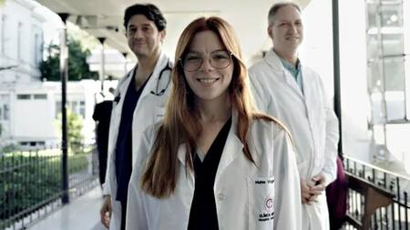 Virginia Huhn y el equipo médico del Hospital Centenario. Foto: Sebastián Suárez Meccia / La Capital