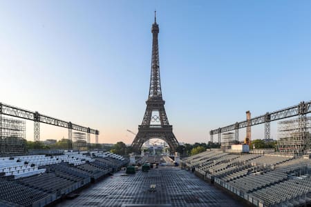 Se acercan los Juegos Olímpicos de París 2024 y le colocaron los anillos olímpicos a la Torre Eiffel. Foto: EFE.