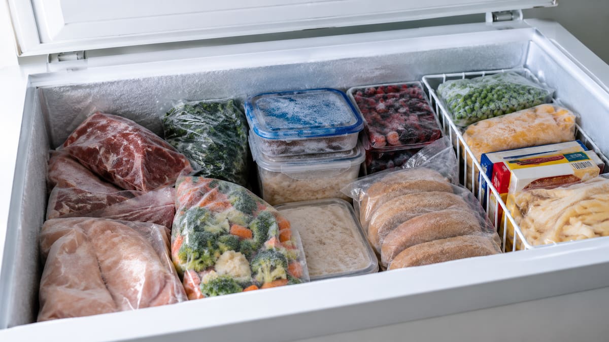 Un freezer con comida congelada