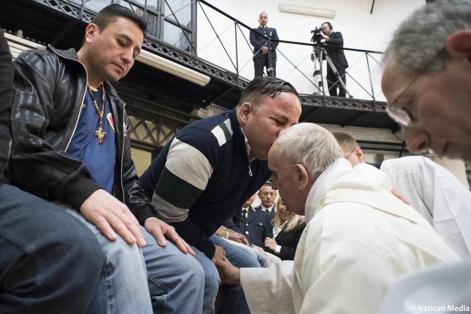 Papa Francisco lava los pies a presos no católicos - Agencia NA