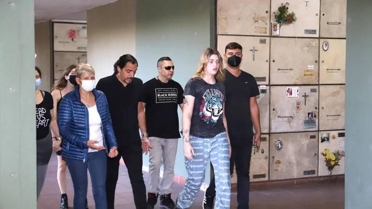 Marisa López, Eduardo Fort y Martita en el cementerio de Chacarita
