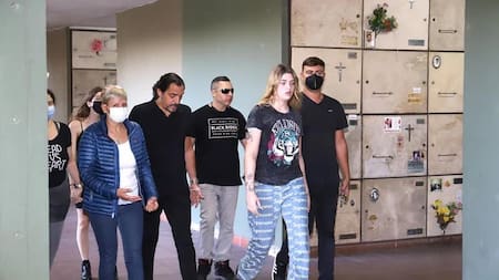 Marisa López, Eduardo Fort y Martita en el cementerio de Chacarita