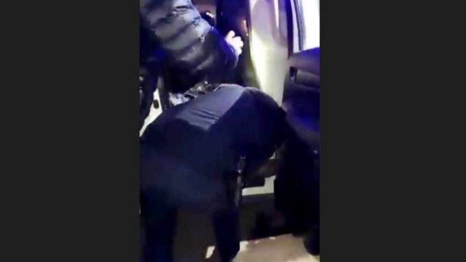 Detención de policías que fueron a allanar una casa en Pilar y robaron 300 mil pesos. Foto: Captura de video.