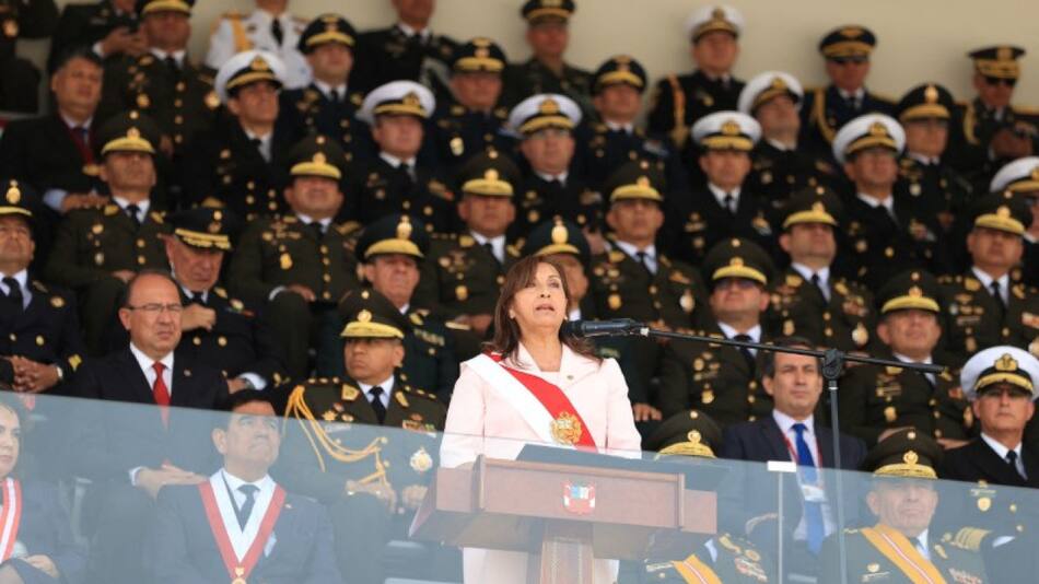 La presidenta de Perú, Dina Boluarte, con el ejército peruano. Foto: Reuters.