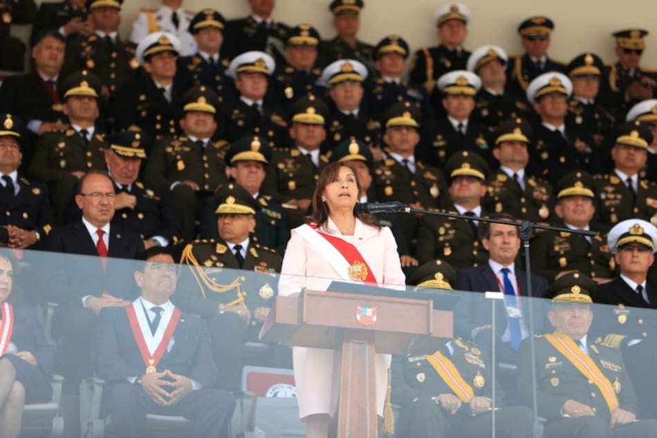 La presidenta de Perú, Diana Boluarte, con el ejército peruano. Foto: Reuters.