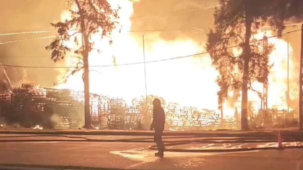 Impresionantes videos: voraz incendio consumió un depósito de pallets en Esteban Echeverría