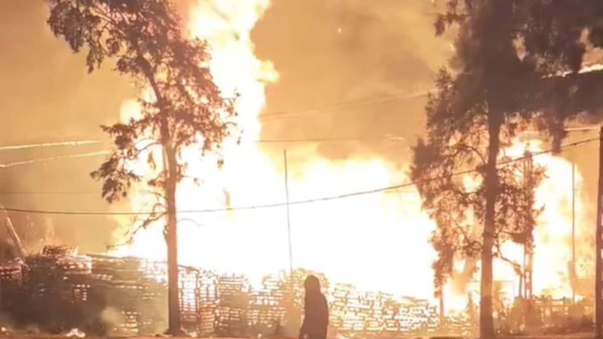 Impresionantes videos: voraz incendio consumió un depósito de pallets en Esteban Echeverría