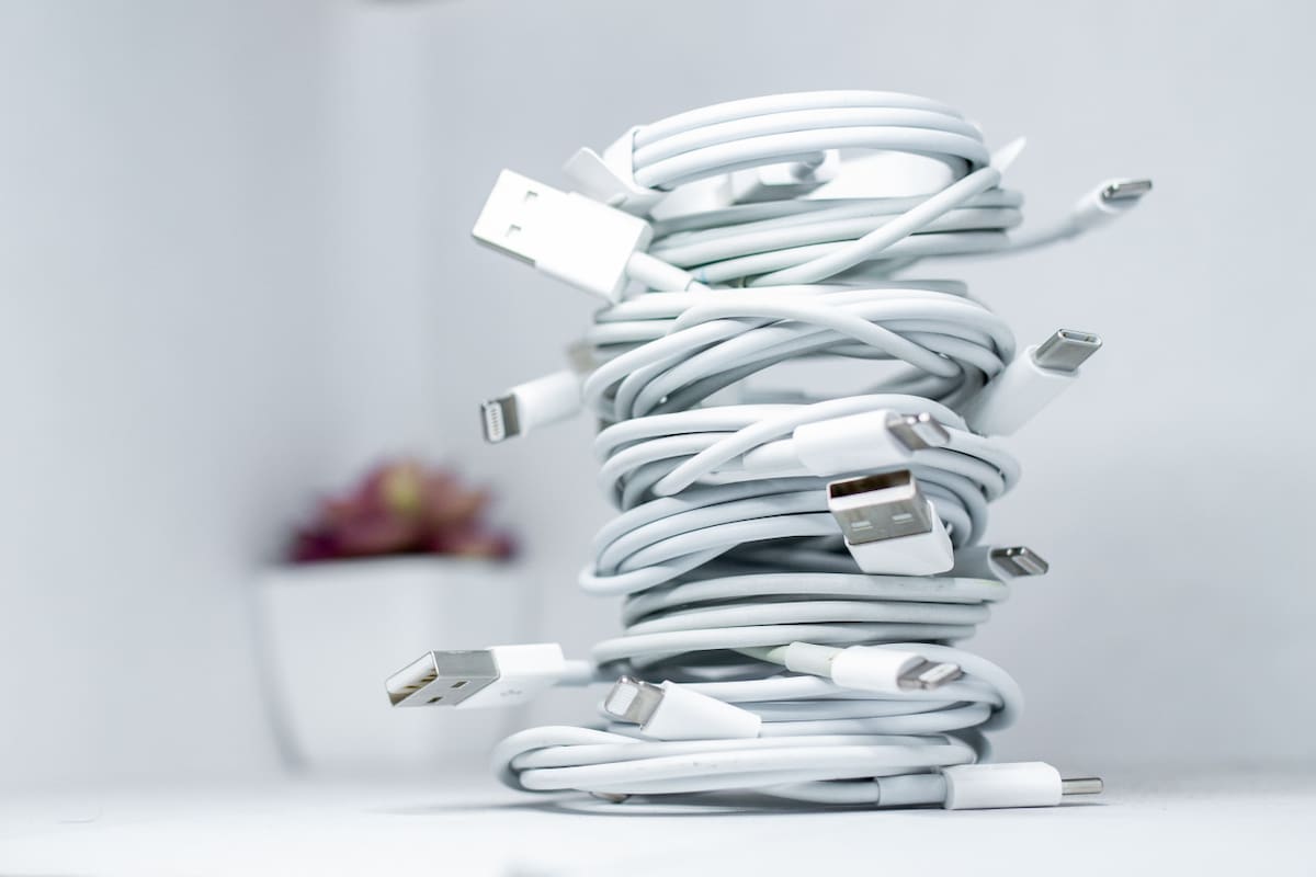 Cargadores de celulares. Foto: Unsplash.