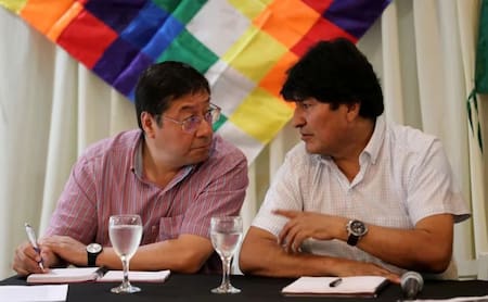 El presidente de Bolivia, Luis Arce, junto al expresidente Evo Morales. Foto: REUTERS.