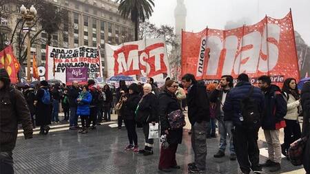 Organizaciones sociales y de DD.HH. manifiestan contra reforma de Fuerzas Armadas
