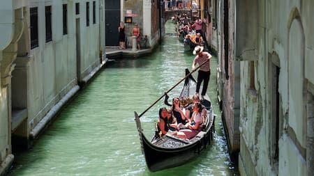 Venecia, conocida por sus canales y lugares de interés cultural, lleva años luchando contra el turismo de masas. Foto: Reuters.