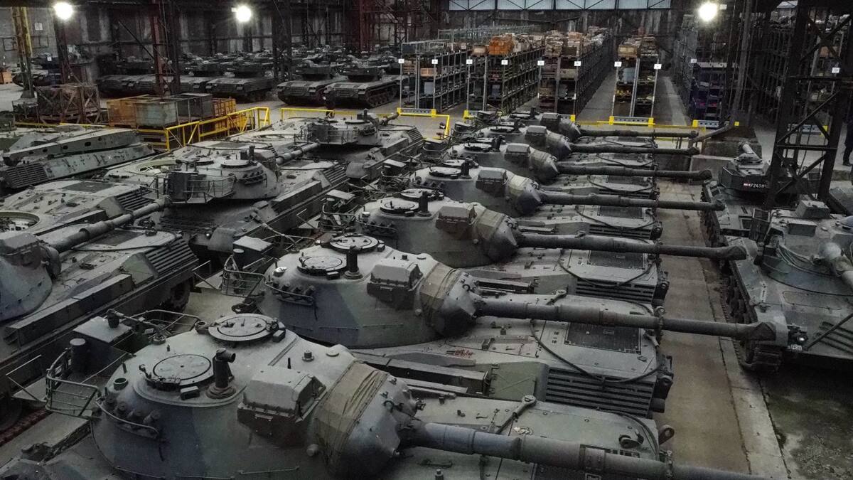 Depósito con tanques de guerra Leopard. Foto: NA.