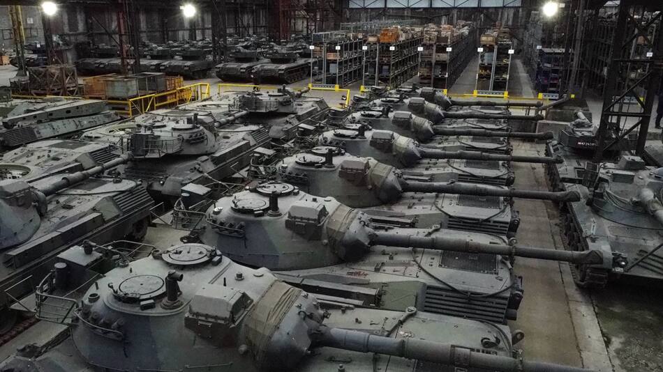 Depósito con tanques de guerra Leopard. Foto: NA.