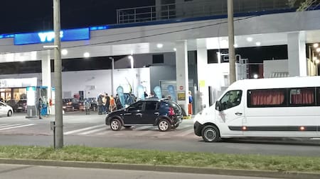 Estación de servicio baleada en Rosario. Foto: Twitter HernanFunes.
